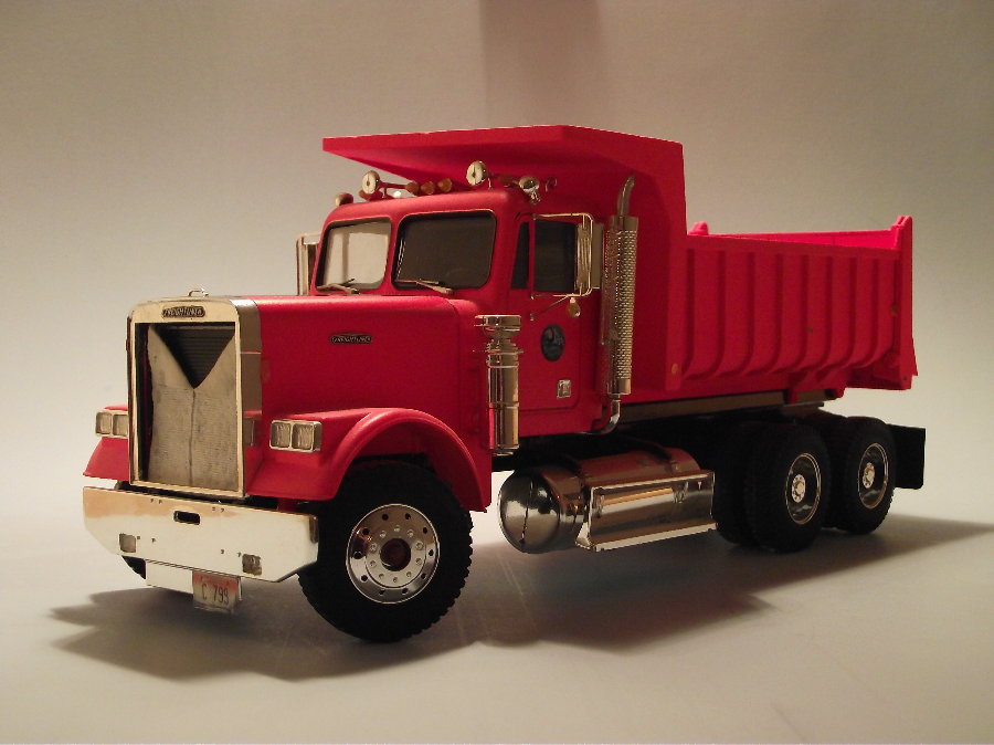 Freightliner FLC Tractor Cab -- Plastic Model Truck Kit -- 1/24 Scale