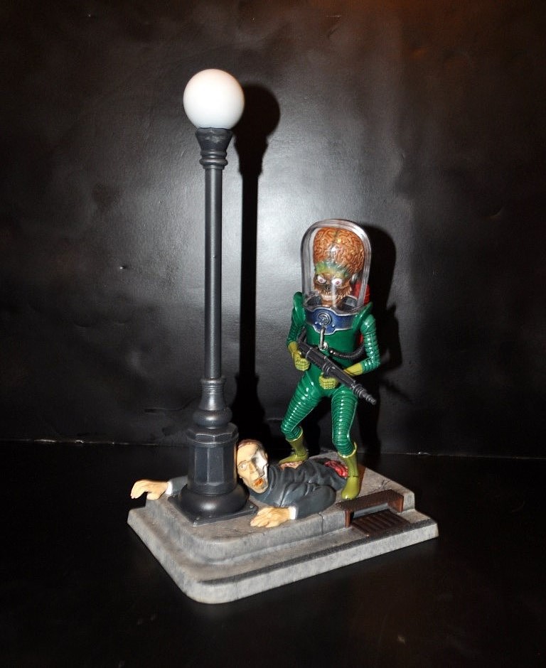 Moebius Models 936 - Mars Attacks! Martian Figure