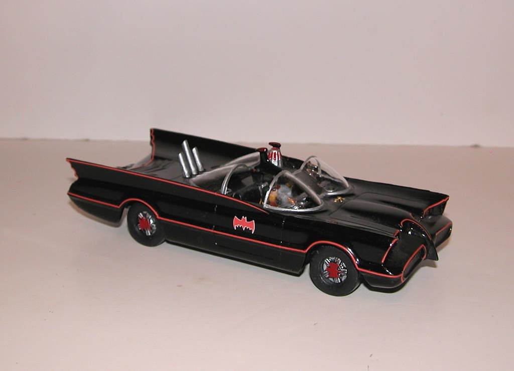 Classic Batmobile -- Plastic Model Car -- 1 32 Scale -- #pol933 