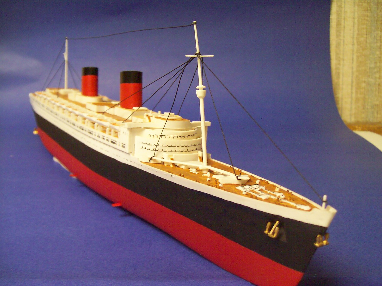 Rms Queen Elizabeth Ocean Liner Ship Plastic Model Commercial Ship