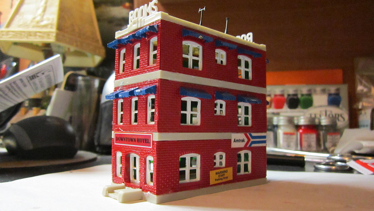 Life-Like Downtown Hotel Kit Model Railroad Building N Scale #7482