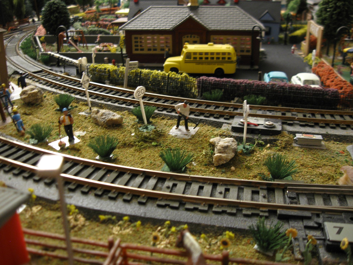 Detachable Grass Bushes HO Scale Model Railroad Ground Cover 95580 pictures by Vince