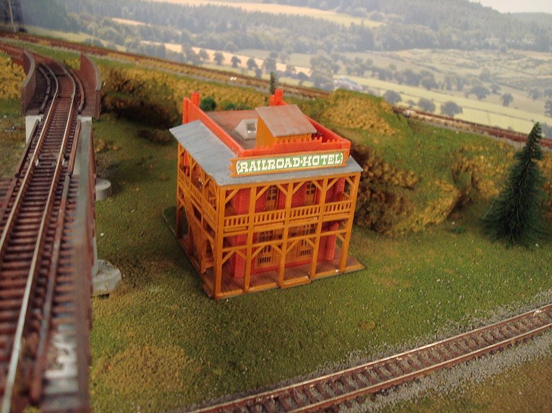 Building Kits Railroad Hotel 41/2 x 23/4'' 11.3 x 6.9cm NScale pictures by cj.trainer