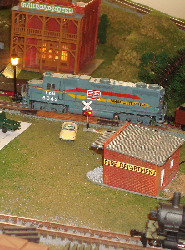 Building Kits Railroad Hotel 41/2 x 23/4'' 11.3 x 6.9cm NScale pictures by cj.trainer