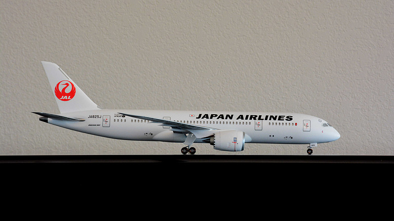 B787-8 Dreamliner Commercial Airliner -- Plastic Model Airplane Kit ...