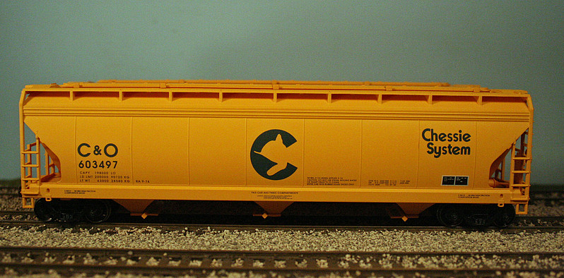 47' 3-bay Center-flow Covered Hopper (3) Chessie System -- Ho Scale 