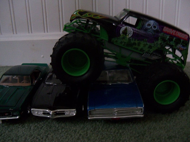 Grave Digger Monster Truck -- Snap Tite Plastic Model Vehicle Kit -- 1/ ...