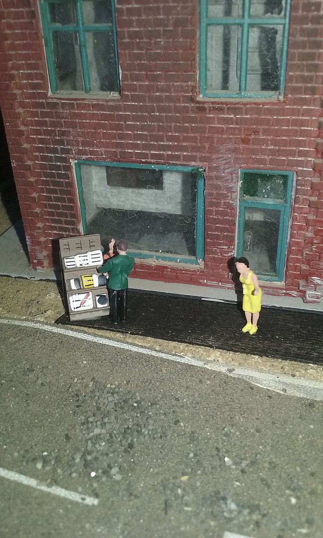 Newsstand w/ 4 Figures HO Scale Model Railroad Figure a1906