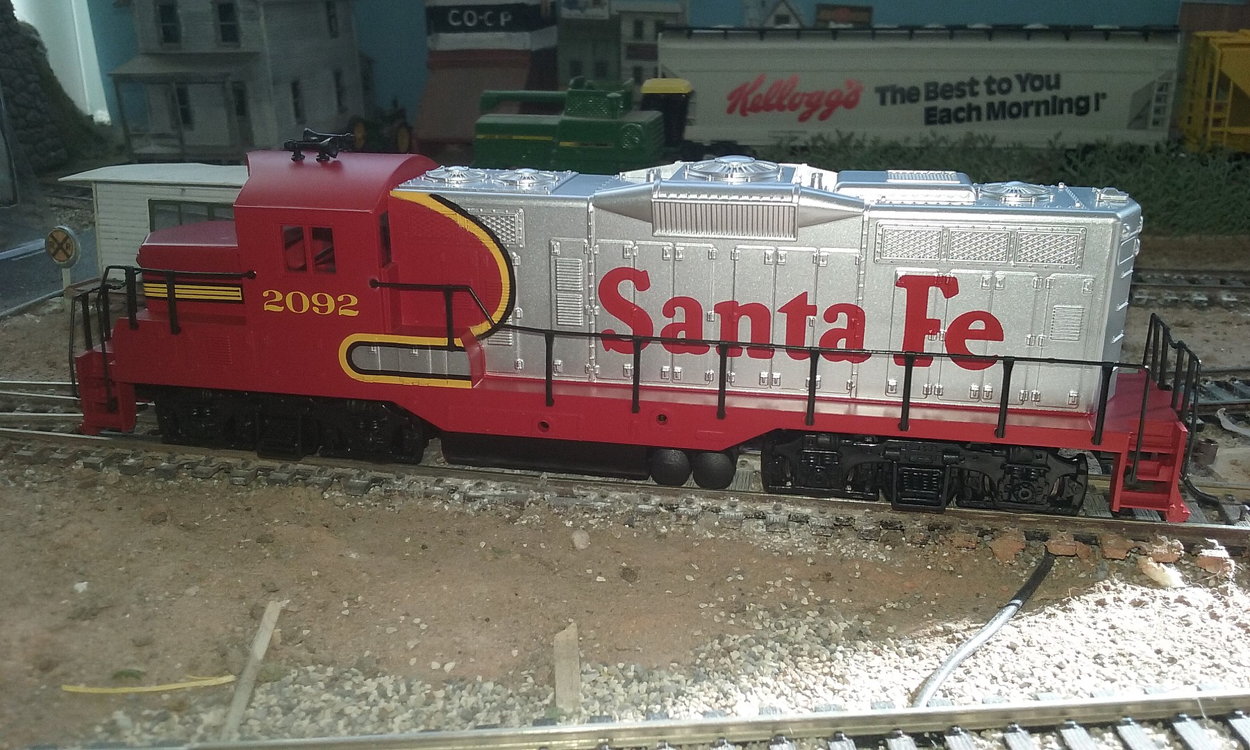 Walthers-Trainline EMD GP9M Santa Fe #2092 Model Train Diesel