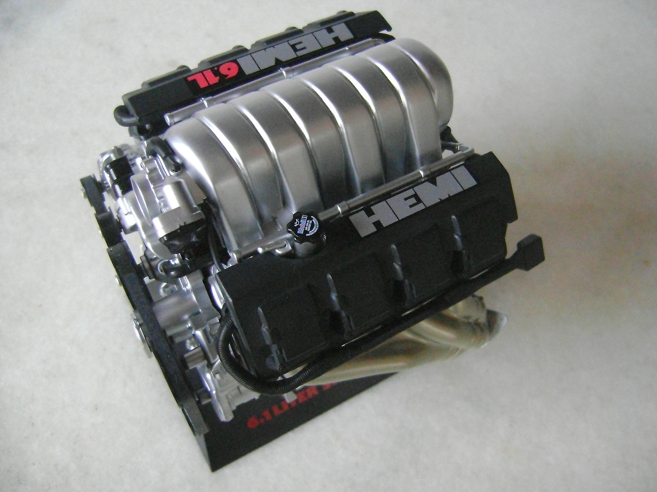 Dodge 6.1 Liter SRT Hemi V8 Diecast Model Engine Kit 1/6 Scale