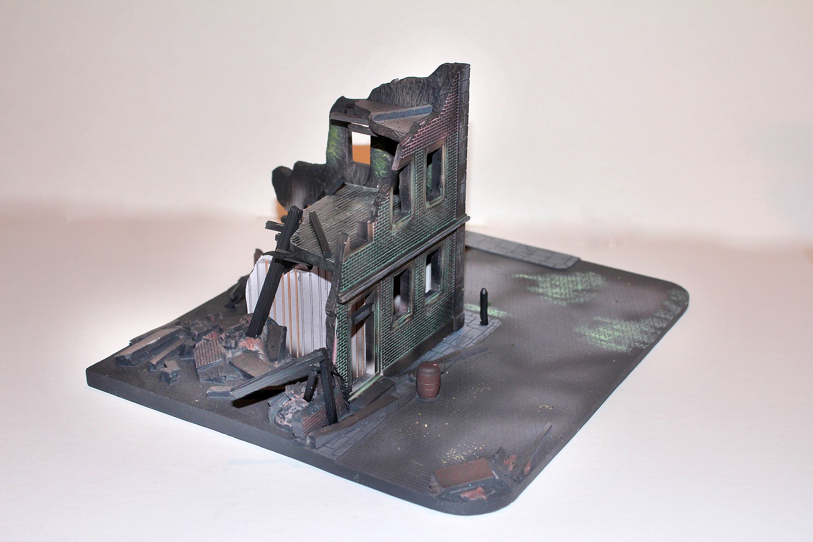 WWII Bombed Out Building Plastic Model Military Diorama 1/72