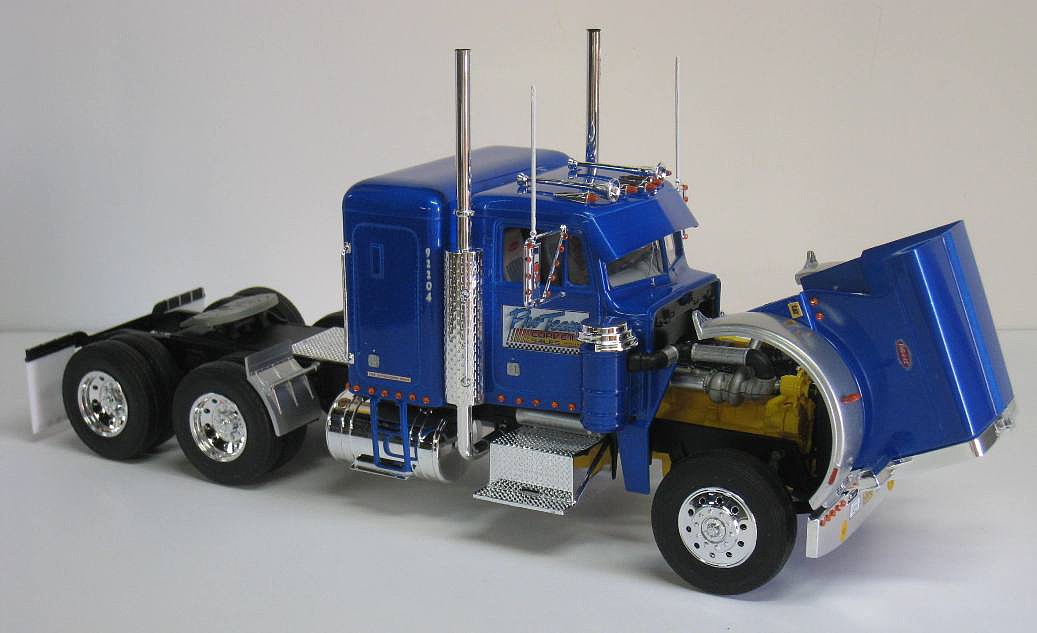 Peterbilt 359 Conventional Plastic Model Truck Kit 1