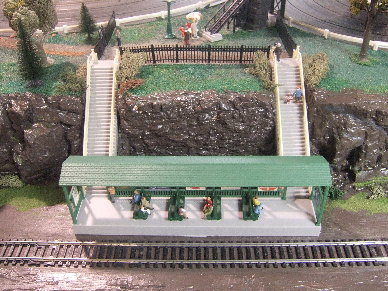 Elevated Commuter Passenger Station Snap Loc(R) Kit Model Train