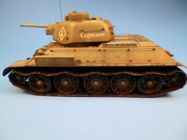 T34/76 Mod 1943 Tank w/Commander's Cupola -- Plastic Model Tank Kit ...