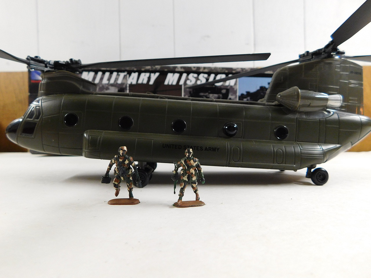 New-Ray Boeing CH-47 Chinook Army Diecast Model Helicopter 1/60