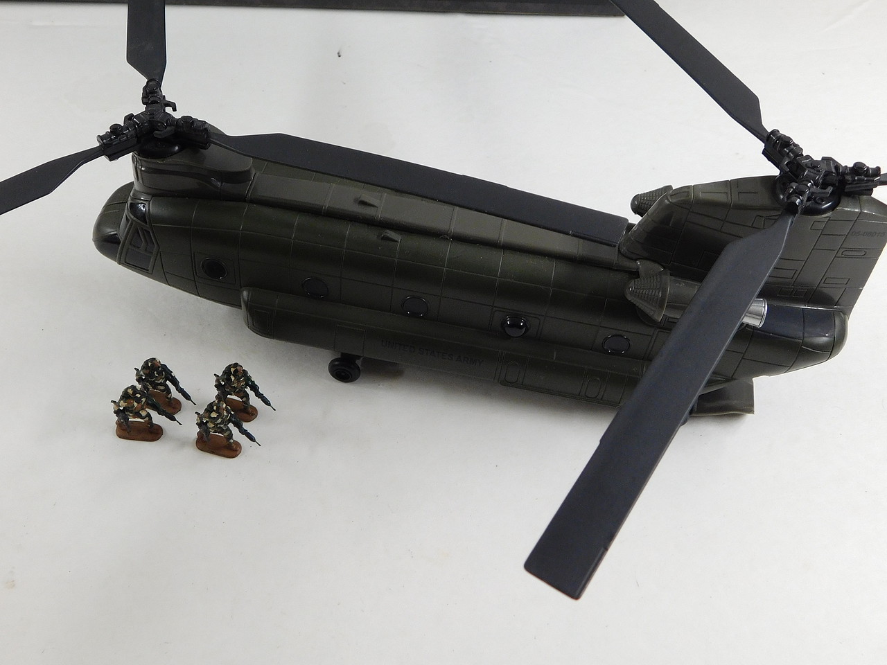 Boeing CH47 Chinook Diecast Model Helicopter 1/60 scale