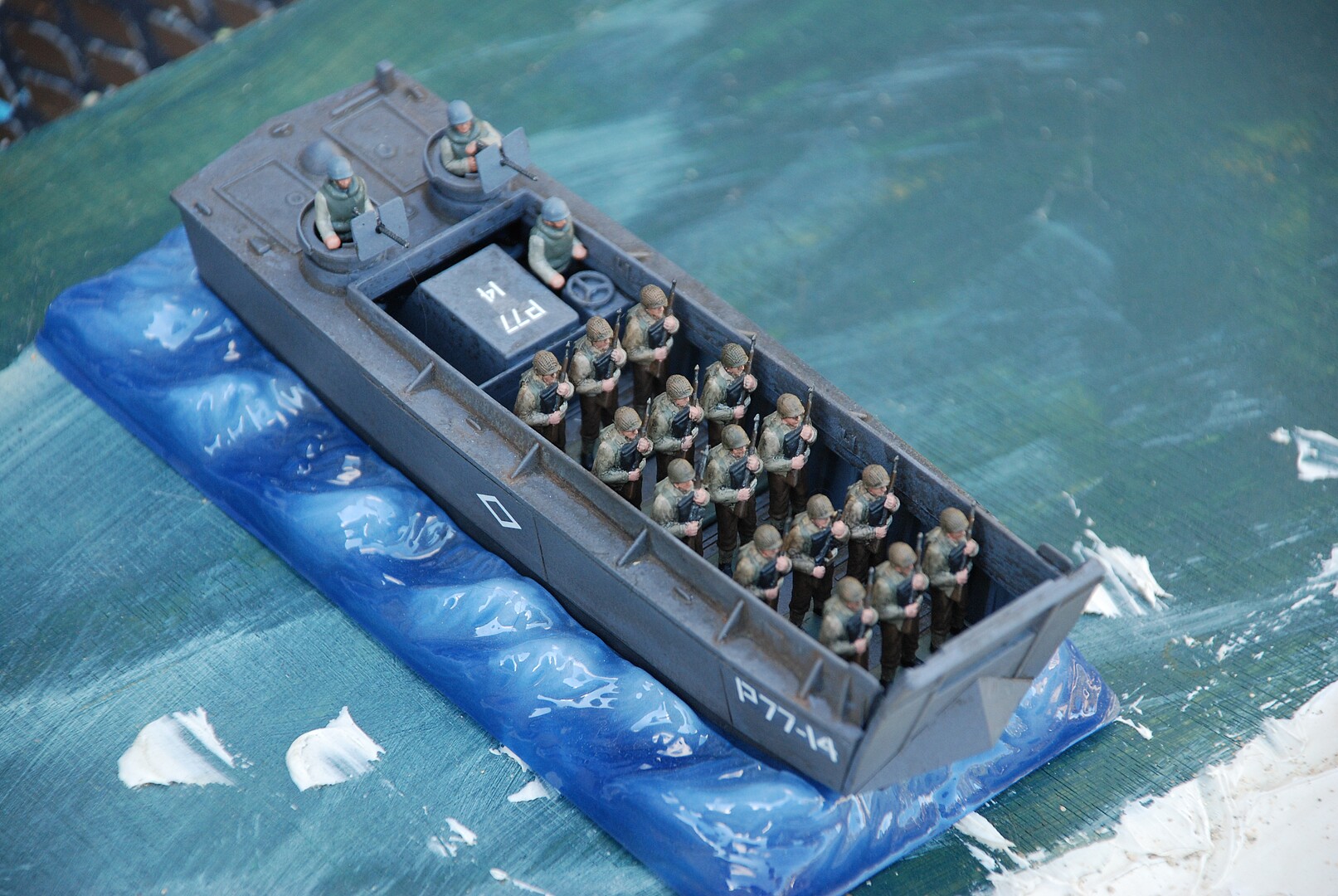 LCVP Landing Craft w/Soldiers -- Plastic Model Military Ship Kit -- 1/ ...