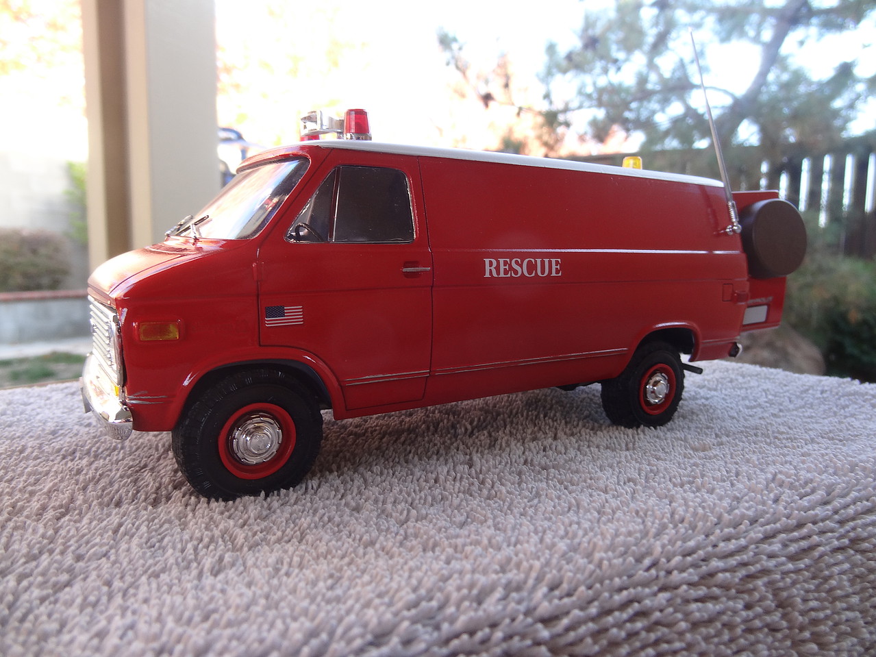 AMT 1:25 Scale Plastic 1975 Chevy Rescue Van Model Kit Red