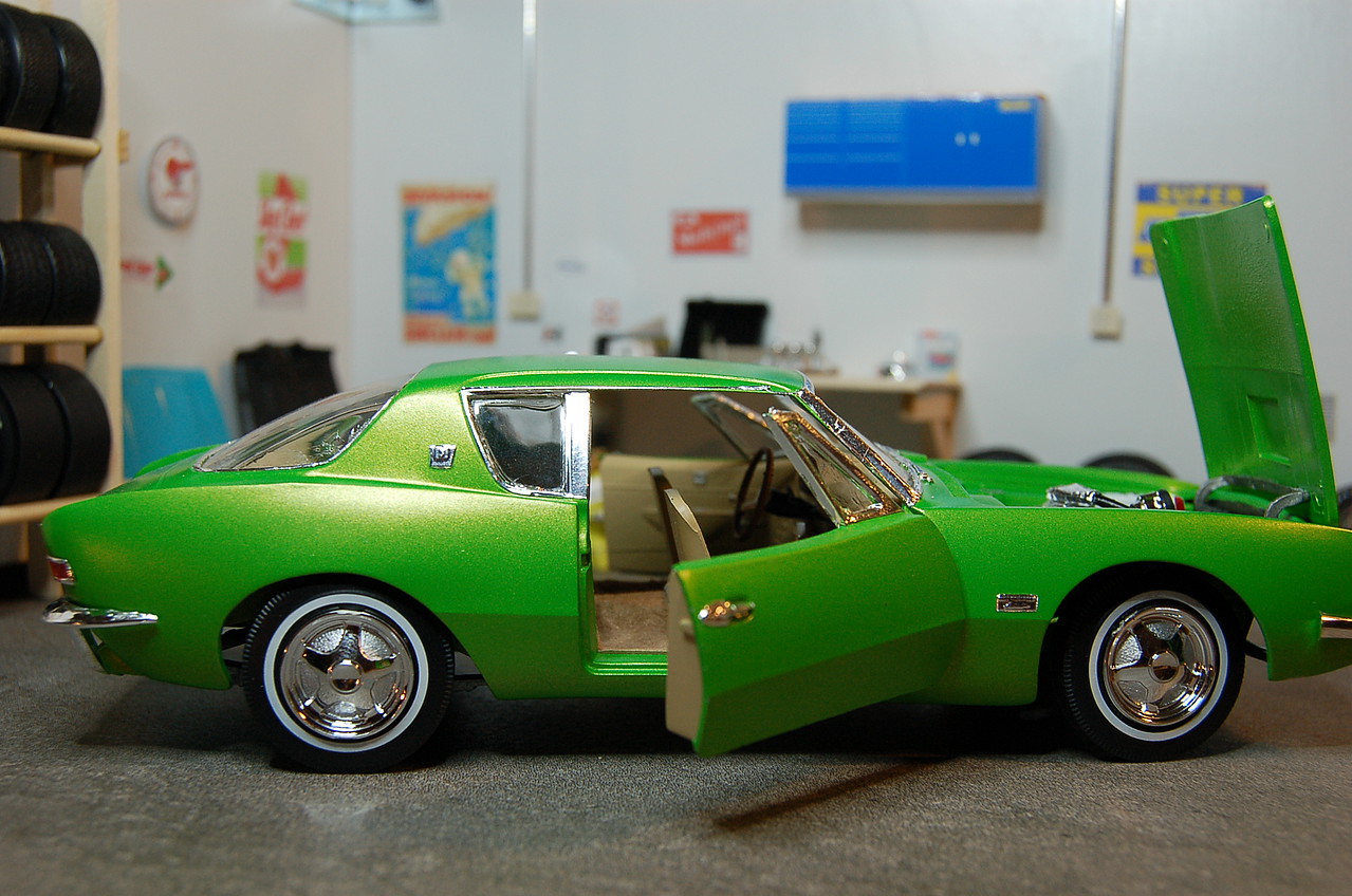 1963 Studebaker Avanti Plastic Model Car Kit 1/25 Scale 780