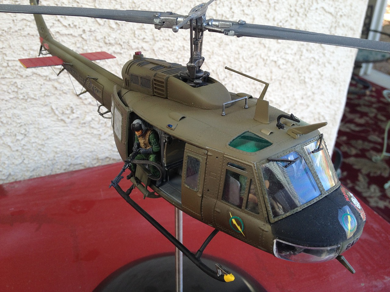 UH-1D Huey with 4 Crewmen -- Plastic Model Helicopter Kit -- 1/35 Scale ...