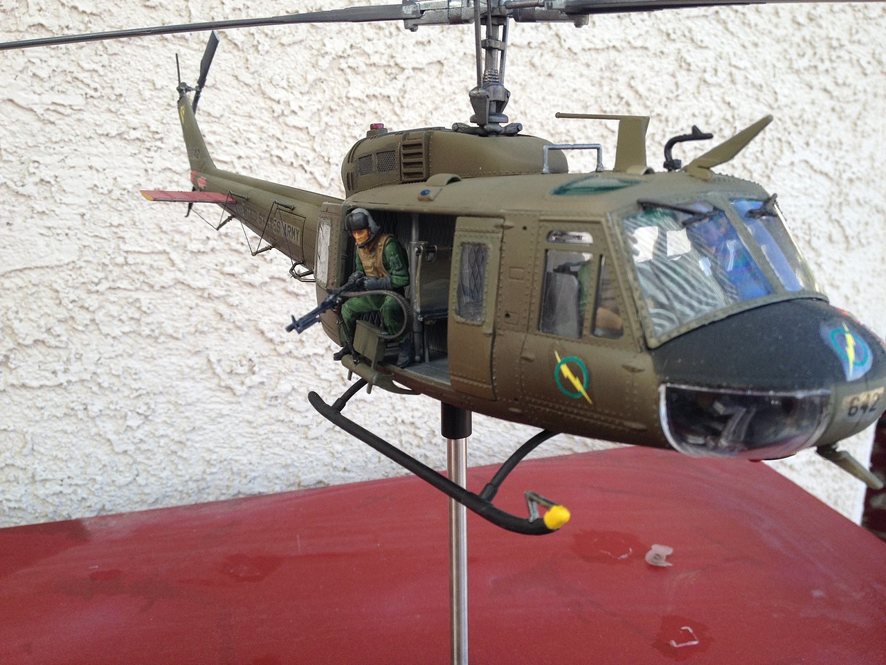 Uh 1d Huey With 4 Crewmen Plastic Model Helicopter Kit 1 35 Scale 3538 Pictures By