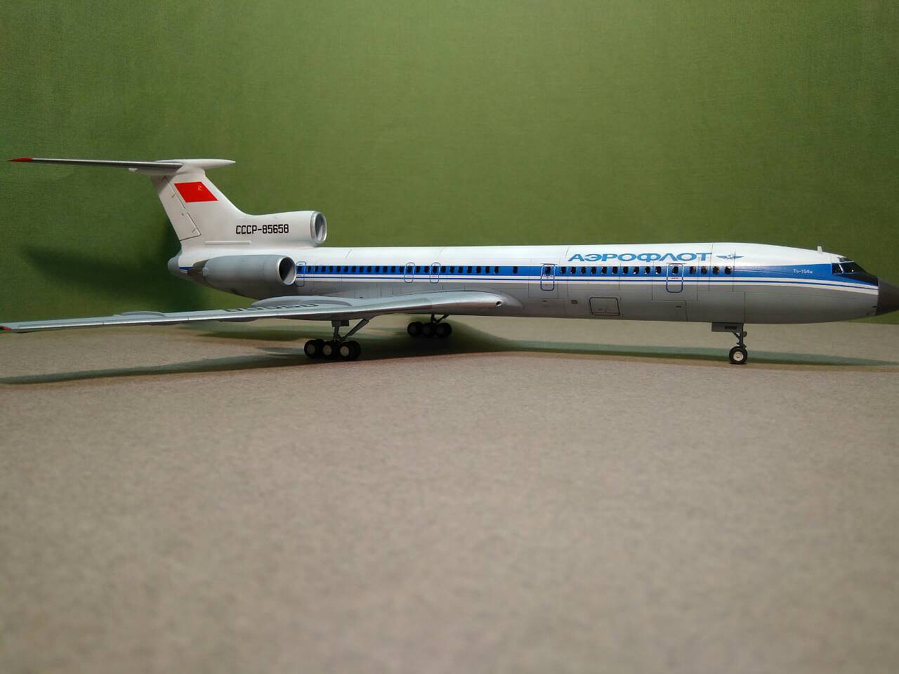 Zvezda 7004 Russian Civil Airliner TU-154M 1/144 
