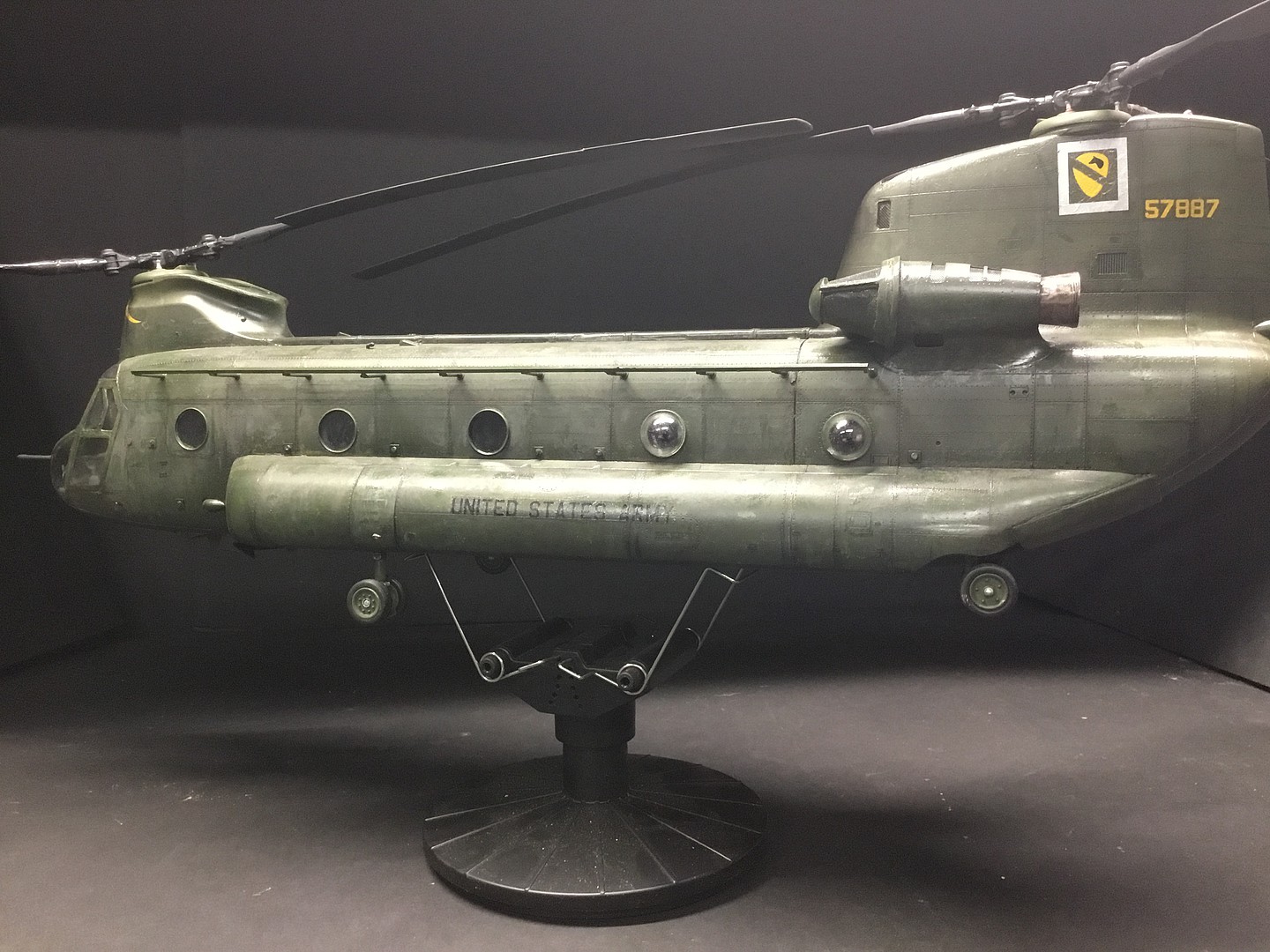 Trumpeter CH47A Chinook Helicopter Plastic Model Helicopter Kit 1