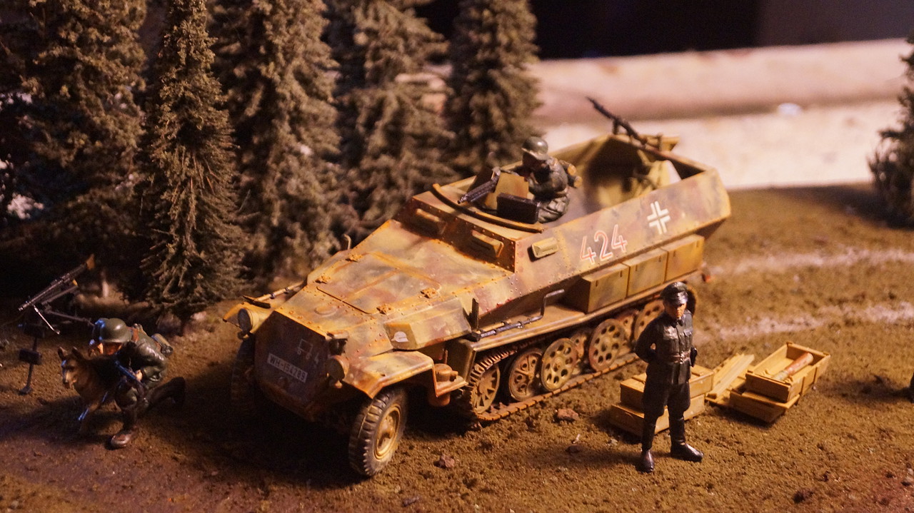 German Hanomag Sd.Kfz. 251/1 Halftrack -- Plastic Model Military ...