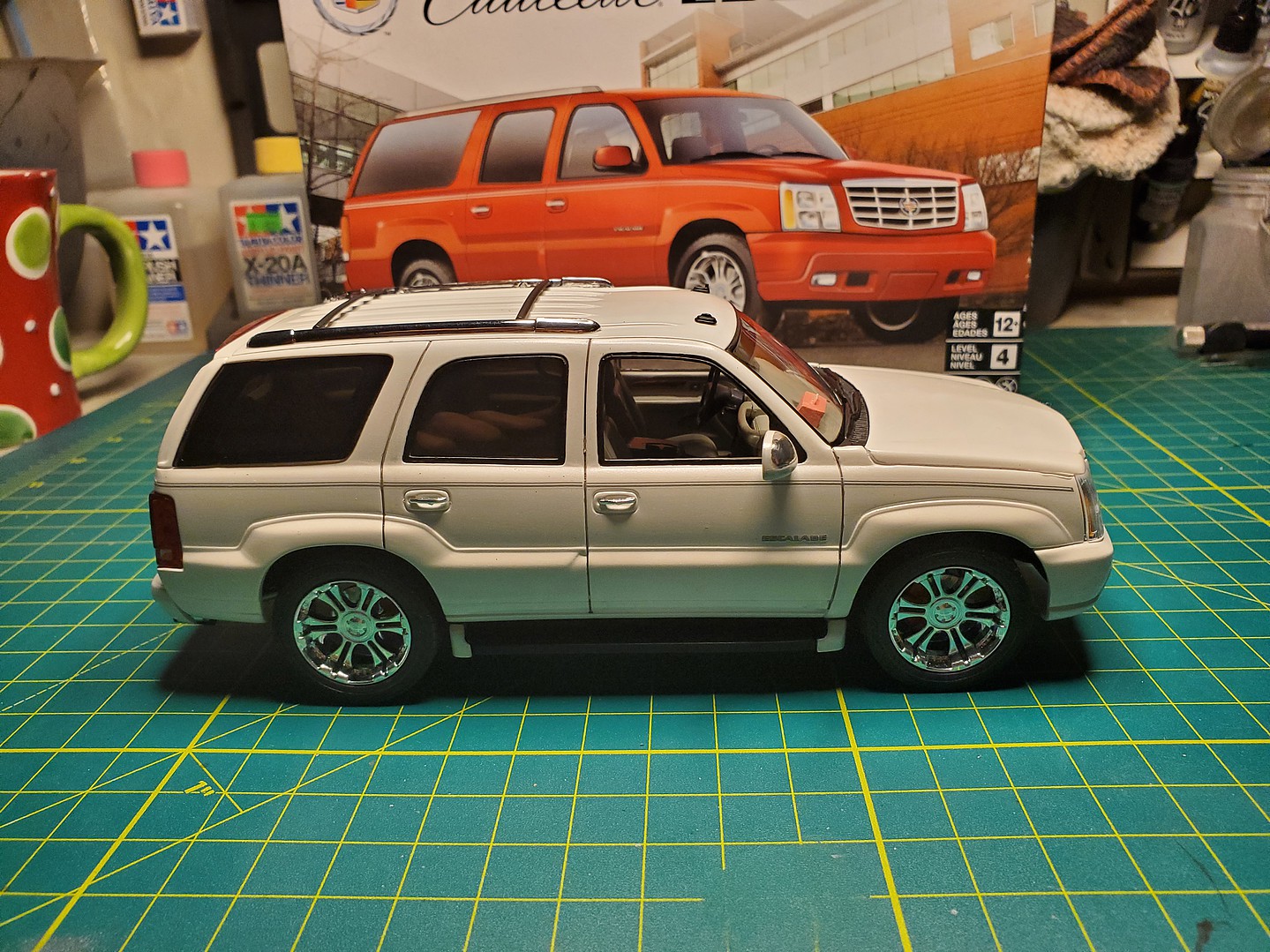 2003 Cadillac Escalade -- Plastic Model Vehicle Kit -- 1/25 Scale ...