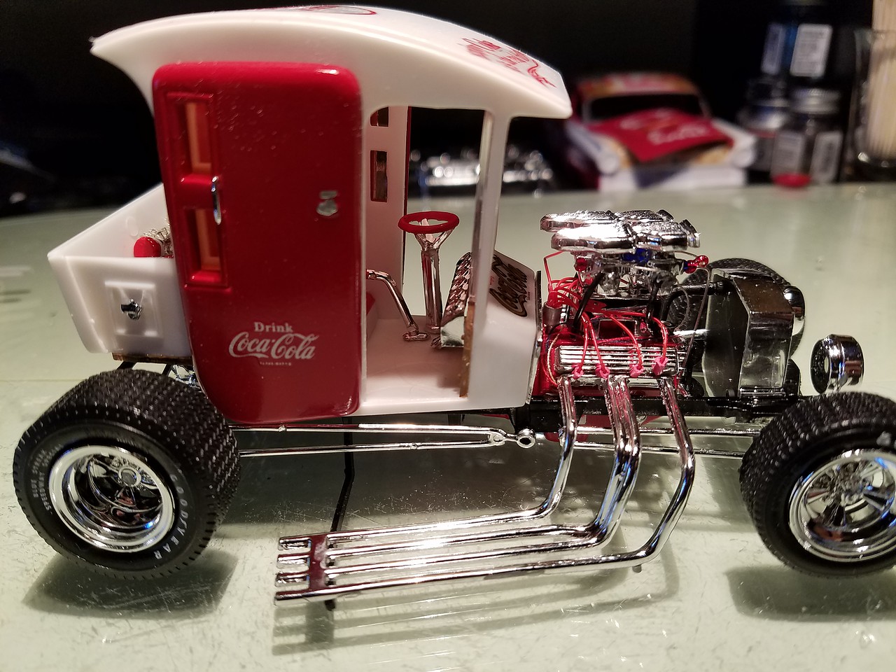 Coca Cola Vending Machine Show Rod SE Plastic Model Car Kit 1/25 Scale 87112 pictures